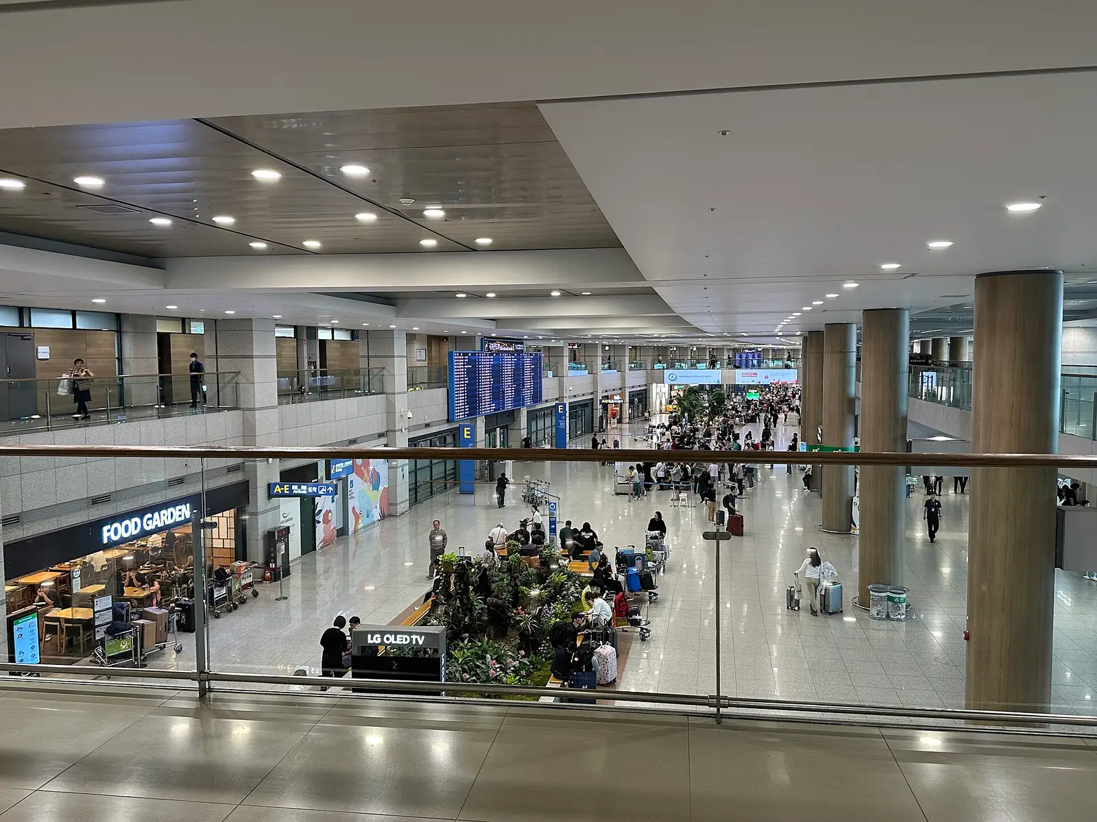 אולם הנכנסים בטרמינל 1 של נמל התעופה אינצ׳ון, שער הכניסה הראשי לדרום קוריאה
