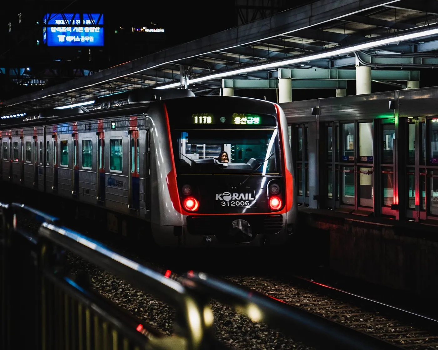 רכבת נוסעים של קוריל ברציף תחנה בדרום קוריאה