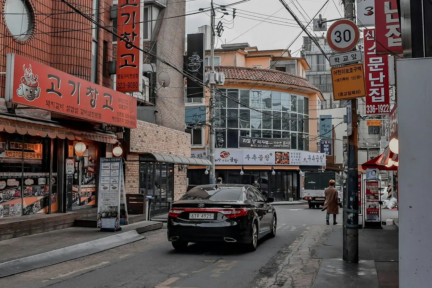 מכונית חונה לצד בניין ברחוב בסיאול, דרום קוריאה