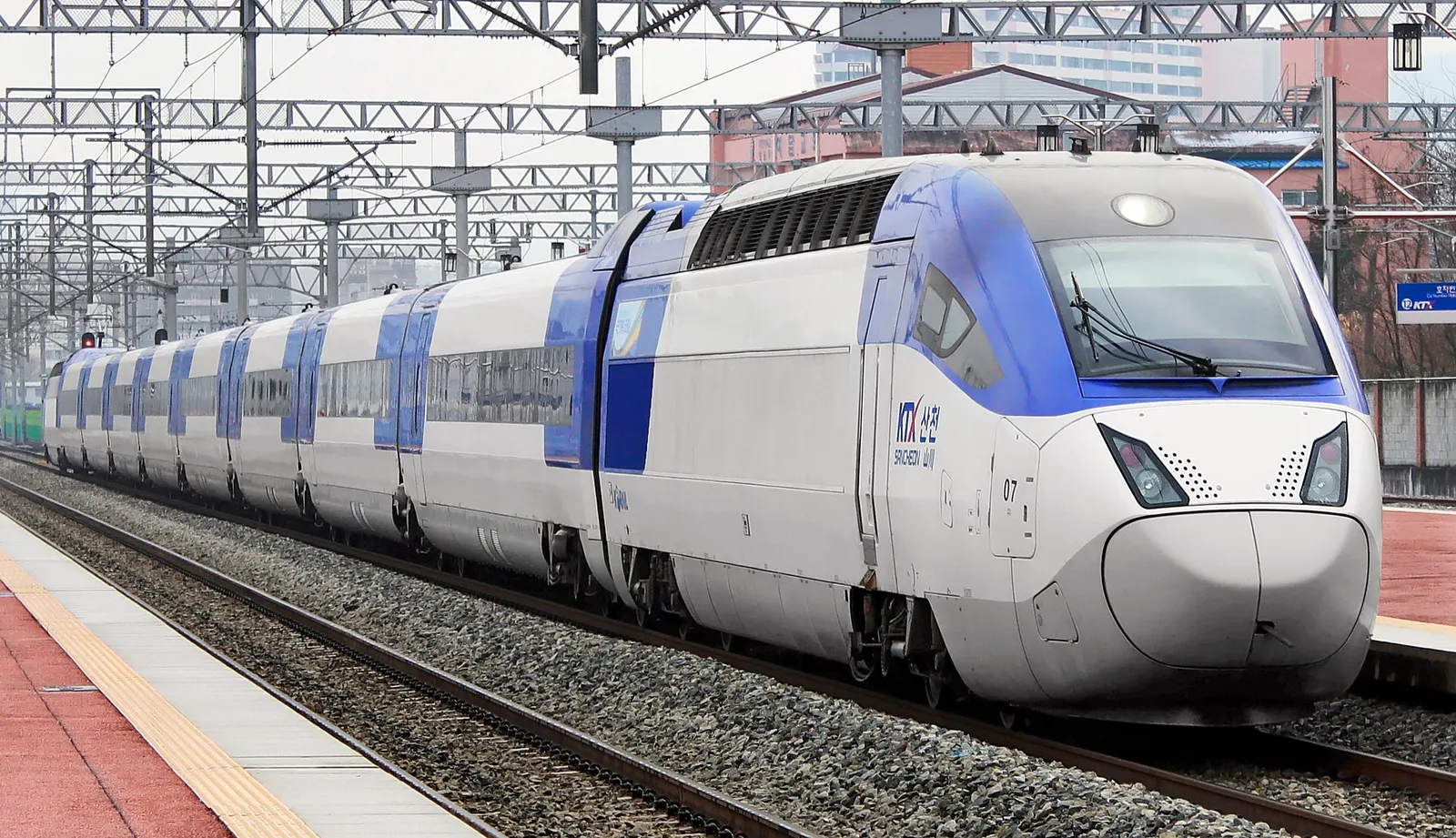 רכבת KTX סאנצ׳און המהירה של דרום קוריאה על הרציף, עמוד השדרה של הנסיעות בין הערים