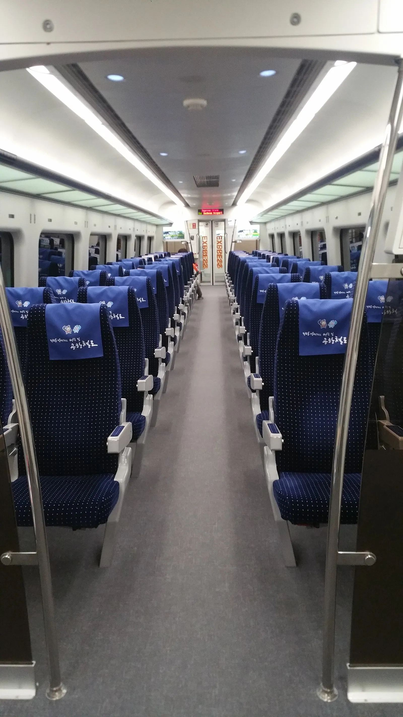רכבת ה-AREX מבפנים בדרך מנמל התעופה אינצ׳ון לסיאול, דרום קוריאה