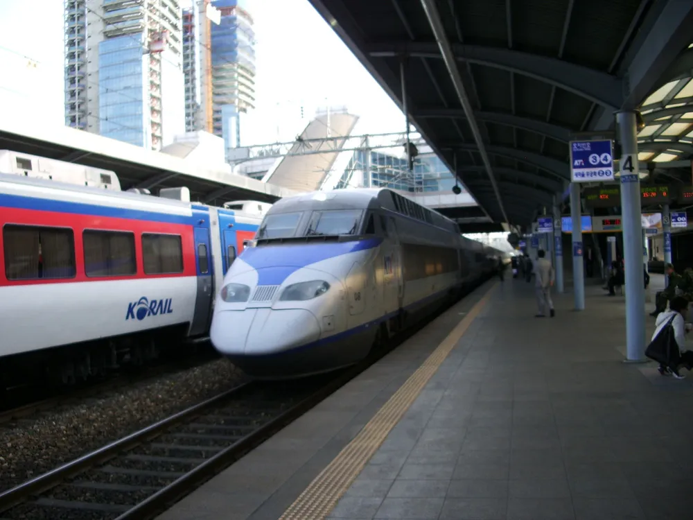 רכבת KTX מהירה בתחנה בדרום קוריאה, הדרך הנוחה בין סיאול לבוסאן